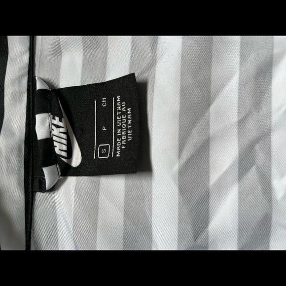 Nike Women's Black/White Stripe Woven Full Zip Jacket - Picture 4 of 5
